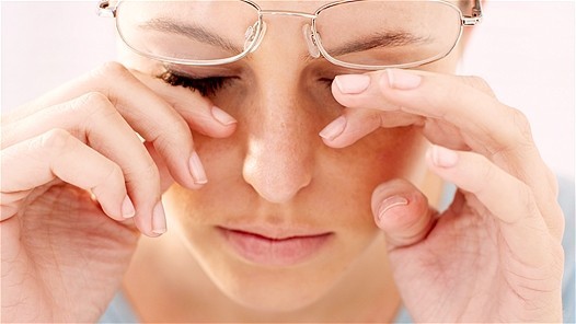 Nếu sạn vôi nhiều hoặc to, biểu hiện thường gặp là cảm giác cộm mắt giống như bị bụi lọt vào mi mắt.