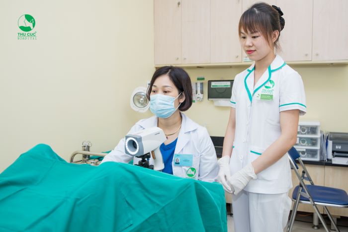 Nếu đau vùng kín sau khi quan hệ kèm với những triệu chứng bất thường khác, chị em cần tới bệnh viện để thăm khám để có hướng xử trí kịp thời