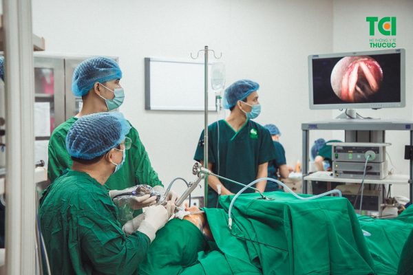 Nội soi vi phẫu thanh quản thực chất là phẫu thuật cắt bỏ u nang, polyp, hạt xơ ở thanh quản nhằm phục hồi chức năng phát âm của người bệnh dưới kính hiển vi.