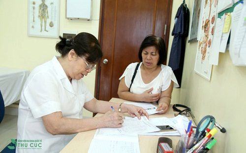 Bác sĩ tiến hành thăm khám, hỏi các dấu hiệu bệnh (ảnh minh họa)