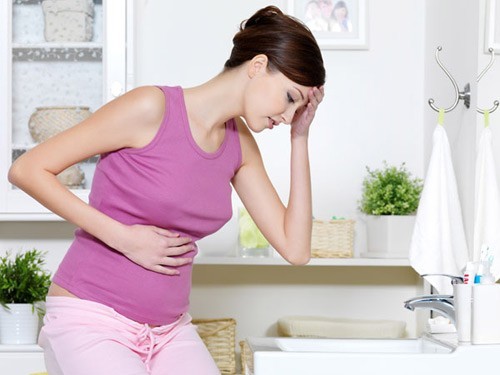 Có những nguyên nhân gây ra máu nâu và đau bụng dưới khi mang thai là gì?
