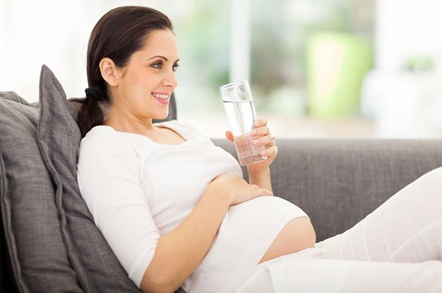 Uống đủ nước 2-2.5 lít mỗi ngày để giúp cơ thể khỏe mạnh, hạn chế bệnh cuối thai kỳ