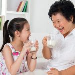 Trẻ đang bị tiêu chảy có nên uống sữa hay không?
