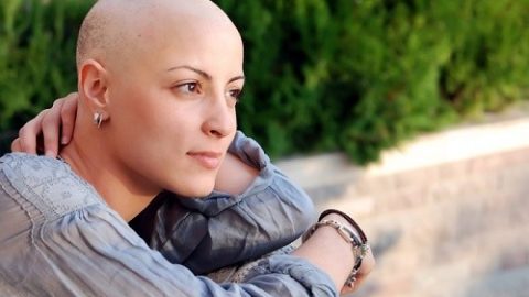 Vì sao hóa trị ung thư lại rụng tóc?