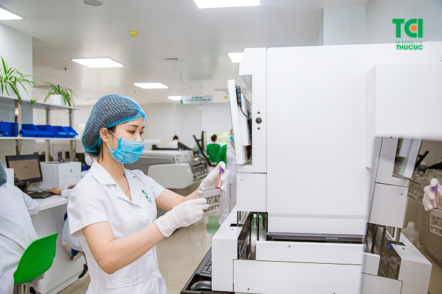 Bệnh viện Thu Cúc đã trang bị hệ thống máy xét nghiệm OC – Sensor Pledia (Nhật Bản) hiện đại, có khả năng phân tích 200 mẫu một lúc, 320 mẫu/giờ và lưu giữ kết quả cho 100.000 mẫu.