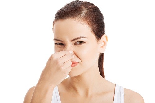 Hãy cho biết về những bệnh lý khác có thể gây ra mùi khác vào huyết tương?
