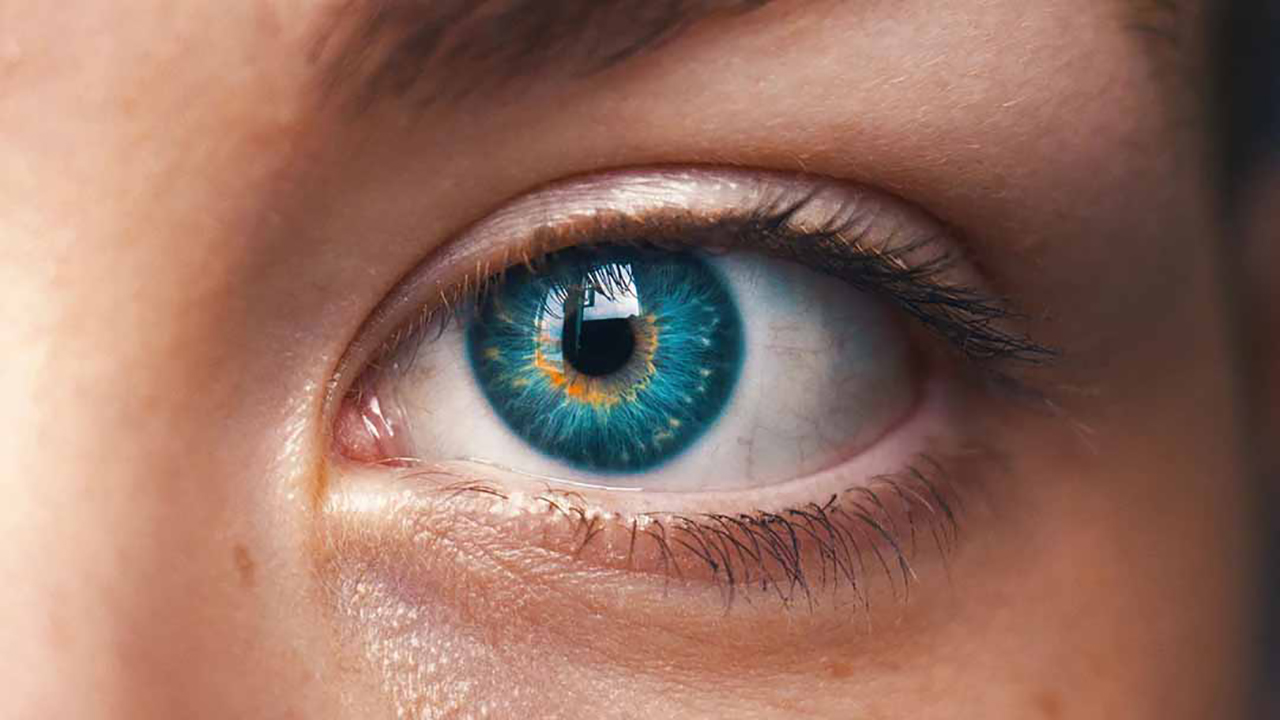 Có những triệu chứng nào có thể xuất hiện khi sử dụng những loại thuốc điều trị mù màu?
