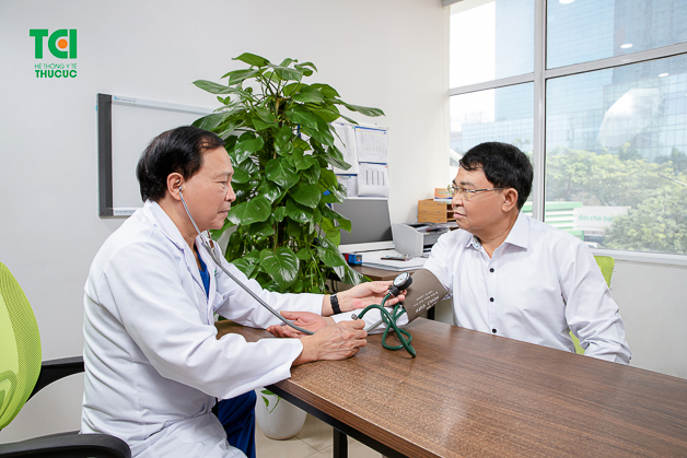 PGS., TS Nguyễn Văn Quýnh (Chuyên gia Tim mạch - Bệnh viện Thu Cúc) đang khám và tư vấn cho bệnh nhân.