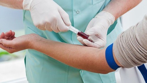 Những bệnh/tình trạng sức khỏe nào có thể ảnh hưởng đến kết quả xét nghiệm sinh hóa máu glucose?
