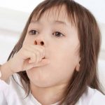 Khi trẻ bị ho, sổ mũi cần làm gì?