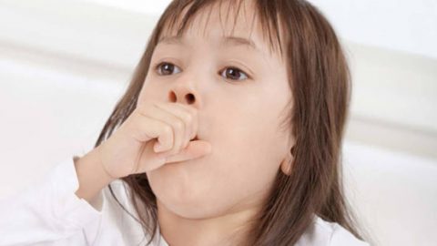 Khi trẻ bị ho, sổ mũi cần làm gì?