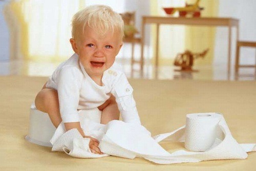 Trẻ nhỏ dễ bị táo bón do nhiều nguyên nhân