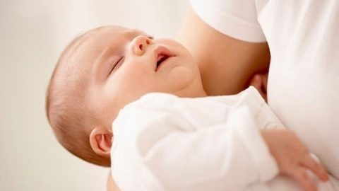 Trẻ sơ sinh thở khò khè phải làm sao?