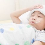 Góc giải đáp: Trẻ sốt ớn lạnh ba mẹ cần phải làm những gì?