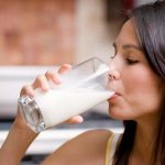 Bệnh nhân ung thư có nên uống sữa không?