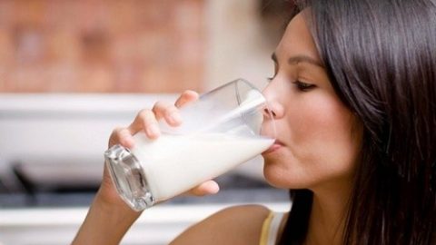 Bệnh nhân ung thư có nên uống sữa không?