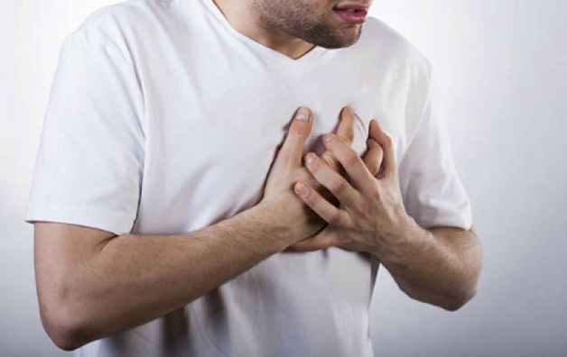 Đau ngực là dấu hiệu nhận biết bệnh tim mạch điển hình.