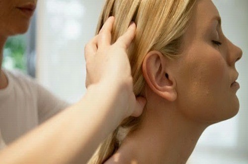 Chườm lạnh và chườm nóng có tác dụng gì trong việc giảm đau nửa đầu sau gáy?
