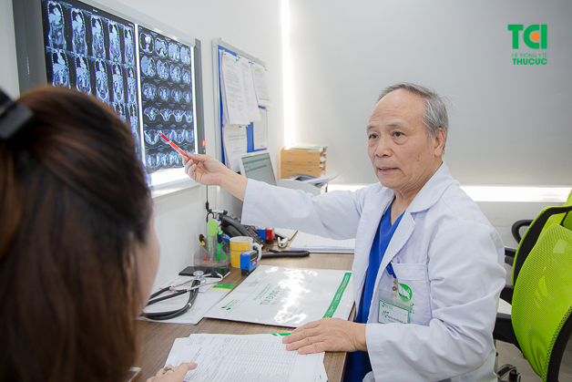 Đội ngũ các y bác sĩ giỏi chuyên môn, giàu kinh nghiệm, luôn tận tình thăm khám và điều trị cho người bệnh.
