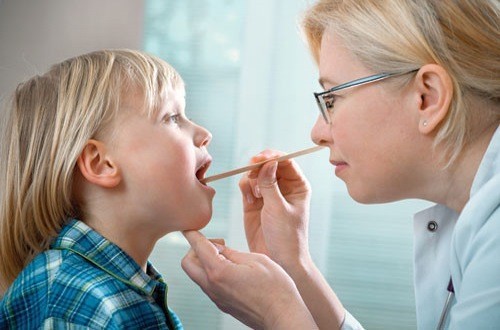 Nạo VA cho trẻ cần được bác sĩ chuyên khoa chỉ định sau thăm khám