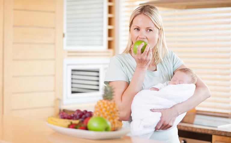 Mẹ sau sinh nên uống nhiều nước, ăn nhiều rau xanh trái cây, tránh tình trạng táo bón khiến đau và rách tầng sinh môn khi đại tiện.