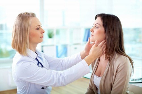 Thăm khám để được xử trí đúng cách khi có mụn đầu đinh