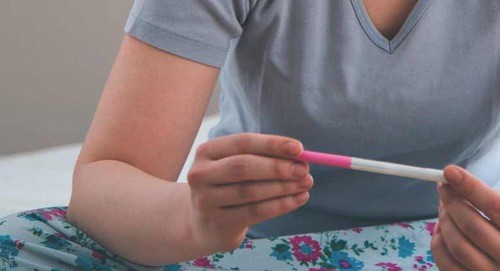 Niêm mạc tử cung dày là báo hiệu gì? sau khi chậm kinh 7 -10 ngày thì thử que để có thể biết được kết quả là có thai hay chưa.