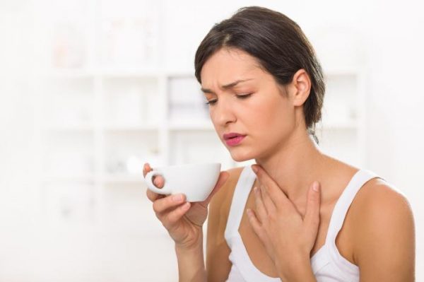 Bệnh nhân ung thư thanh quản có biểu hiện khàn tiếng tăng dần theo thời gian.