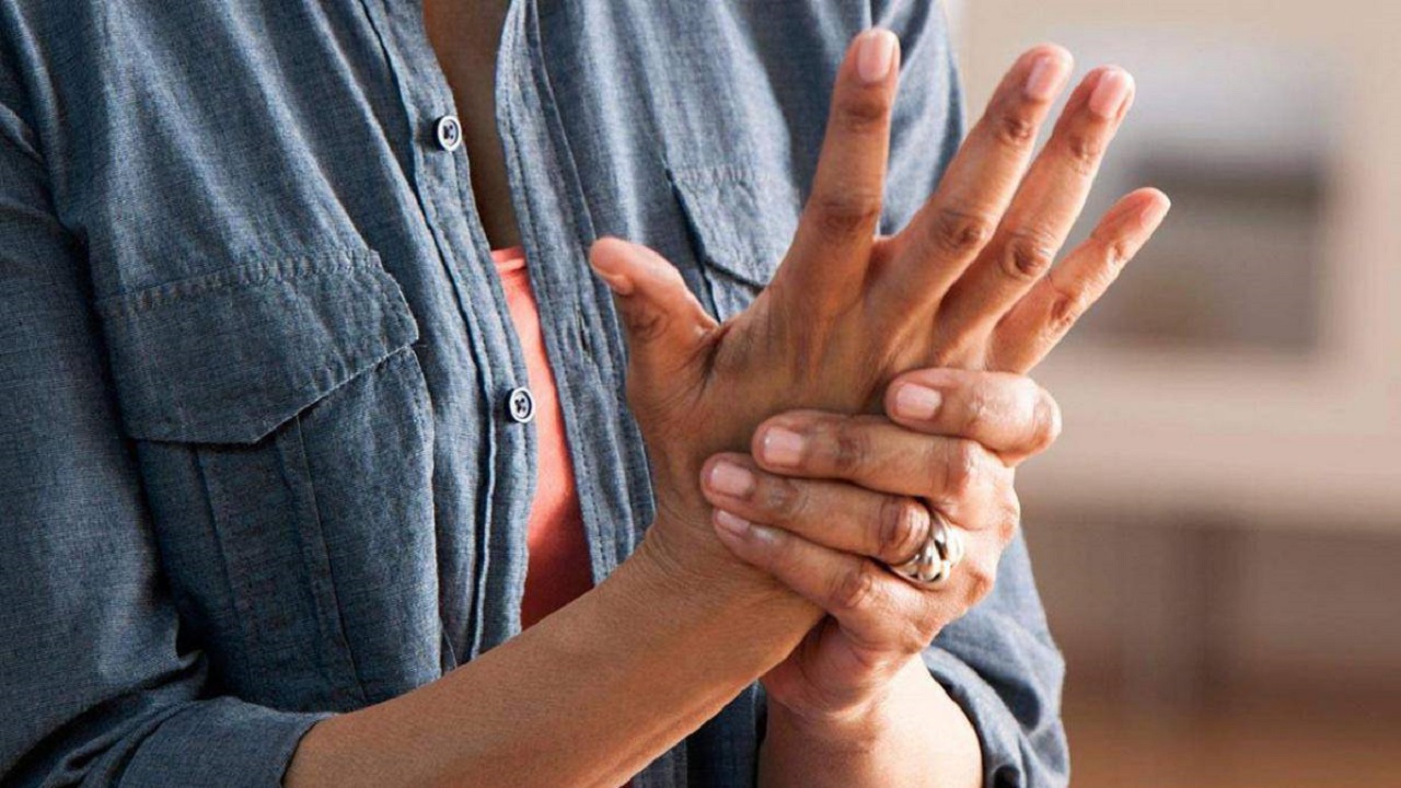 Có những biện pháp phòng ngừa nào để ngăn ngừa triệu chứng run tay trái?
