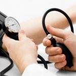 Bạn cần làm gì khi huyết áp thấp?