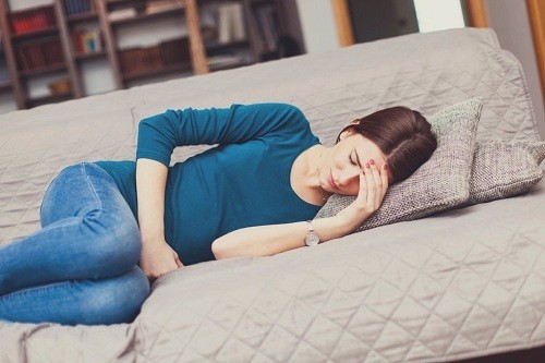 Cảm giác đau bụng lâm râm cũng là dấu hiệu bạn nữ nhận biết được ngày rụng trứng.