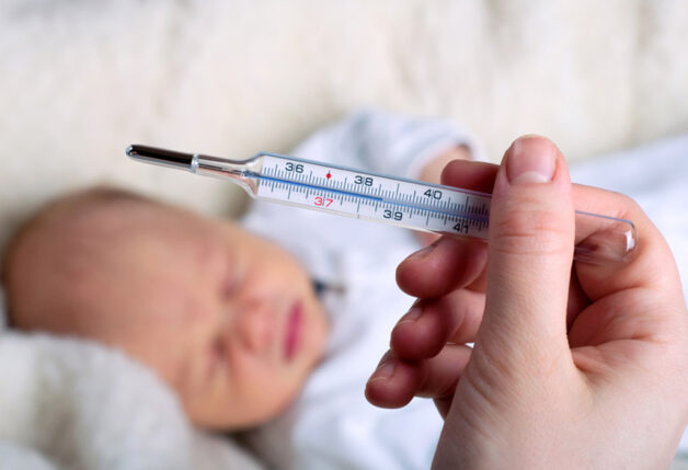 Sốt là một dấu hiệu phổ biến của trẻ bị viêm phế quản