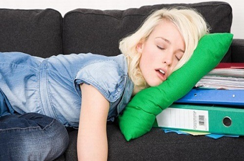 Thiết bị điện tử có liên quan đến đau đầu khi ngủ dậy không?
