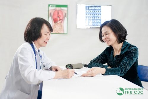 BS Nguyễn Thị Minh Hương, Trưởng Khoa Ung bướu - Bệnh viện Thu Cúc tư vấn khám cho người bệnh
