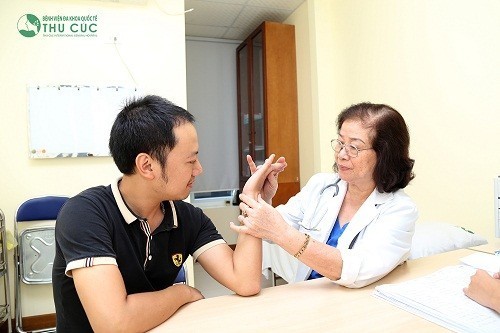 Người viêm bao hoạt dịch cần được thăm khám và điều trị bởi bác sĩ chuyên khoa