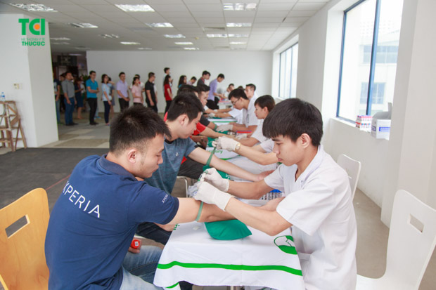 Các nhân viên y tế của Thu Cúc lấy mẫu xét nghiệm cho gần 500 CBCNV Công ty Phát triển phần mềm Toshiba Việt Nam ngay tại trụ sở làm việc của công ty.