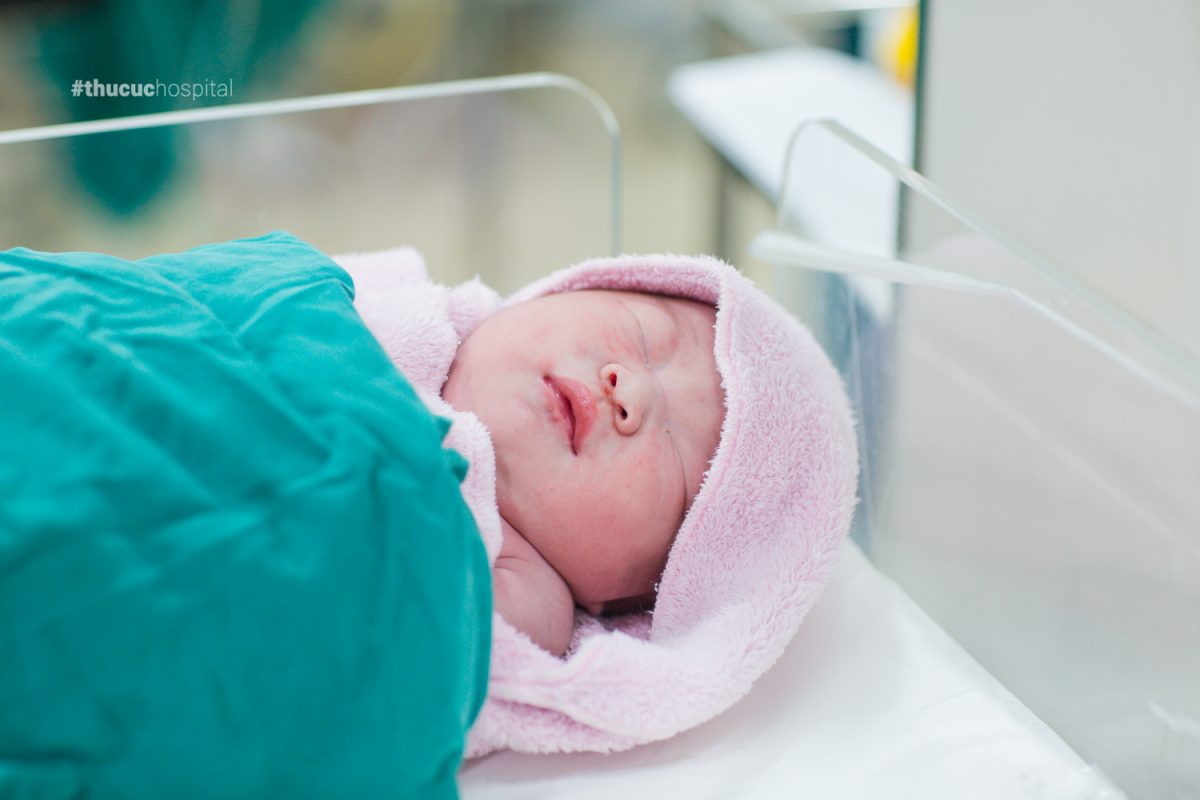 Các biểu hiện và triệu chứng của xuất huyết não cấp độ 1 ở trẻ sơ sinh là gì?
