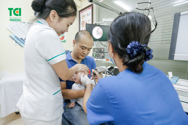 Khi trẻ có biểu hiện bất thường, cha mẹ hãy đưa con đến viện thăm khám, đảm bảo điều trị bệnh sớm