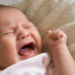Trẻ sơ sinh giật mình khi ngủ có phải hiện tượng