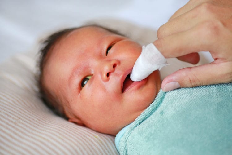 Cách rơ lưỡi cho trẻ sơ sinh hiệu quả nhất | TCI Hospital
