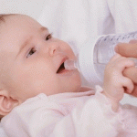 Trẻ sơ sinh có cần uống nước trong 6 tháng đầu không?