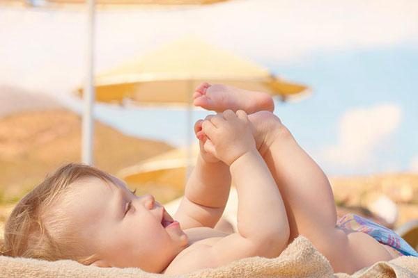 Tắm nắng cho trẻ để bổ sung viatmin D