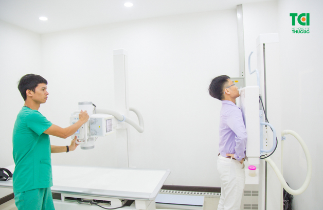 Tại bệnh viện ĐKQT Thu Cúc, đội ngũ nhân viên y tế luôn sẵn sàng hỗ trợ người bệnh để quá trình thăm khám diễn ra nhanh chóng, hiệu quả