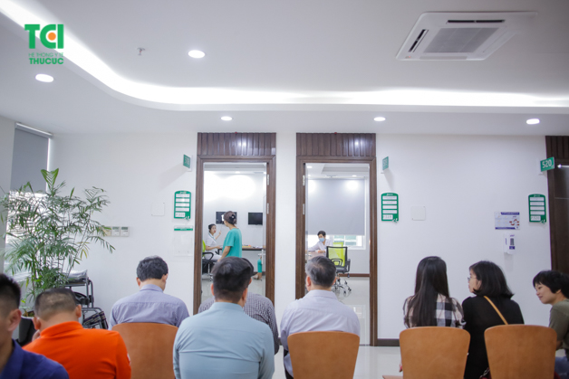Sau khi khám xong mọi người sẽ ngồi chờ kết quả bên ngoài và bác sĩ sẽ trả kết quả cho từng người