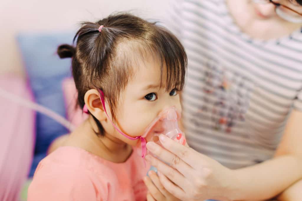 Những dấu hiệu trẻ bị viêm phổi ba mẹ cần đặc biệt lưu ý?