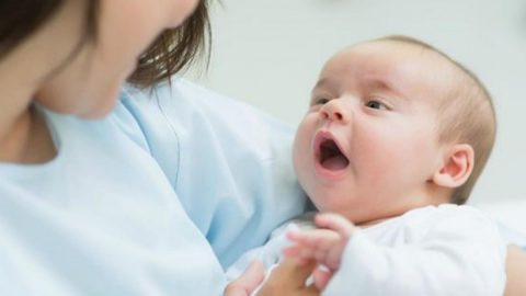 Trẻ sơ sinh bị nấc cụt có nguy hiểm không?