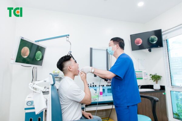 Bác sĩ tiến hành nội soi và khám họng cho bệnh nhân