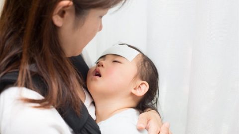 Bé sốt và hay giật mình có nguy hiểm đến sức khỏe không?