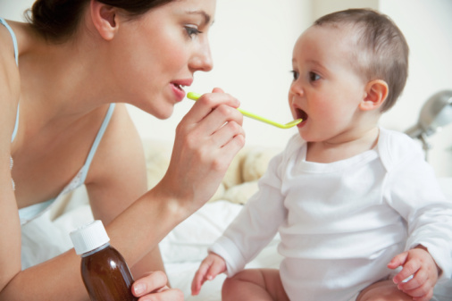 Có hai loại ho thường gặp là ho khan và ho có đờm, ba mẹ cần lưu ý trong việc lựa chọn và sử dụng thuốc ho. (ảnh minh họa)