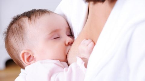Những dấu hiệu bé bú không đủ sữa mẹ cần biết